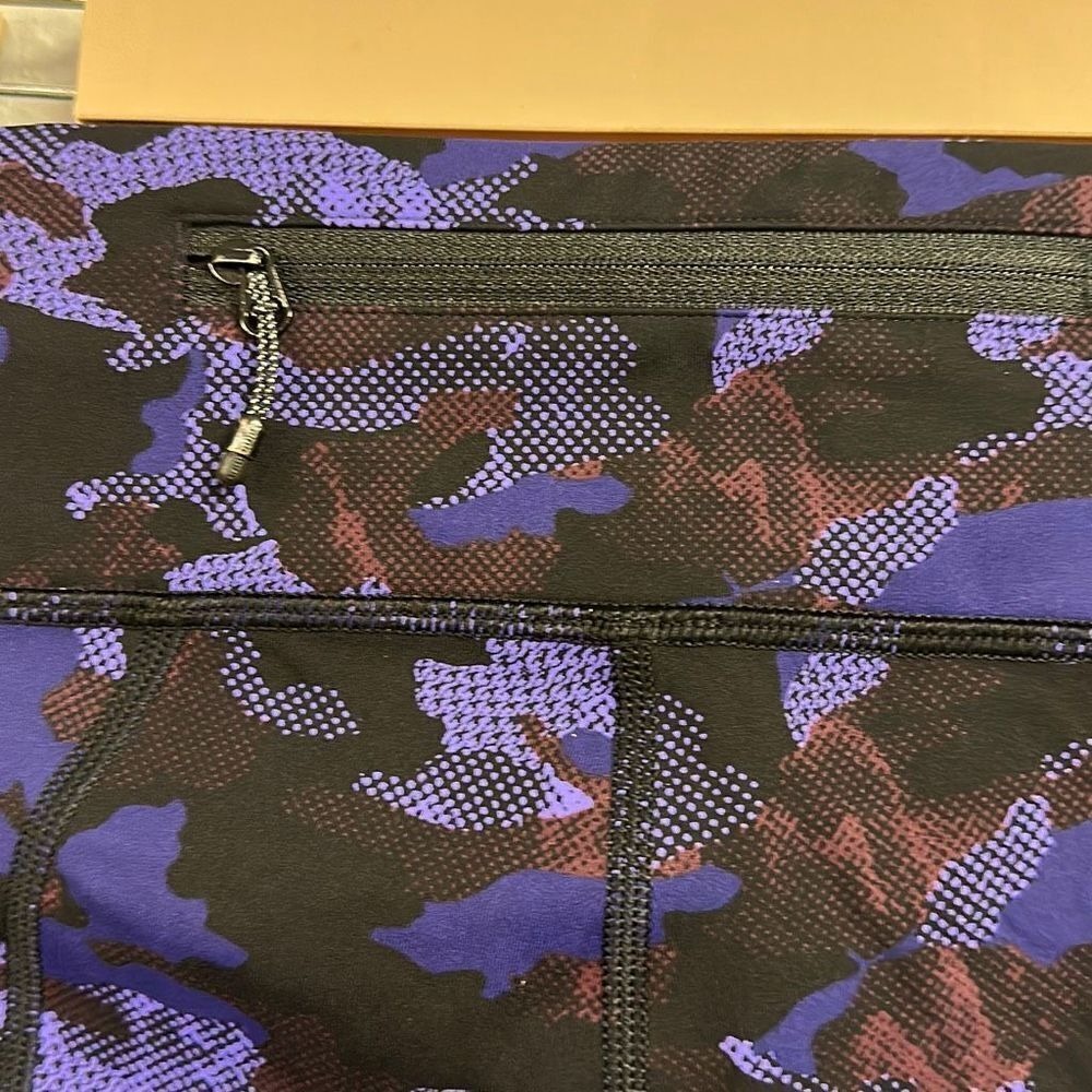 Lululemon Black Purple Camo Wunder Under Crop Yoga Leggings Size 2 - Picture 6 of 8